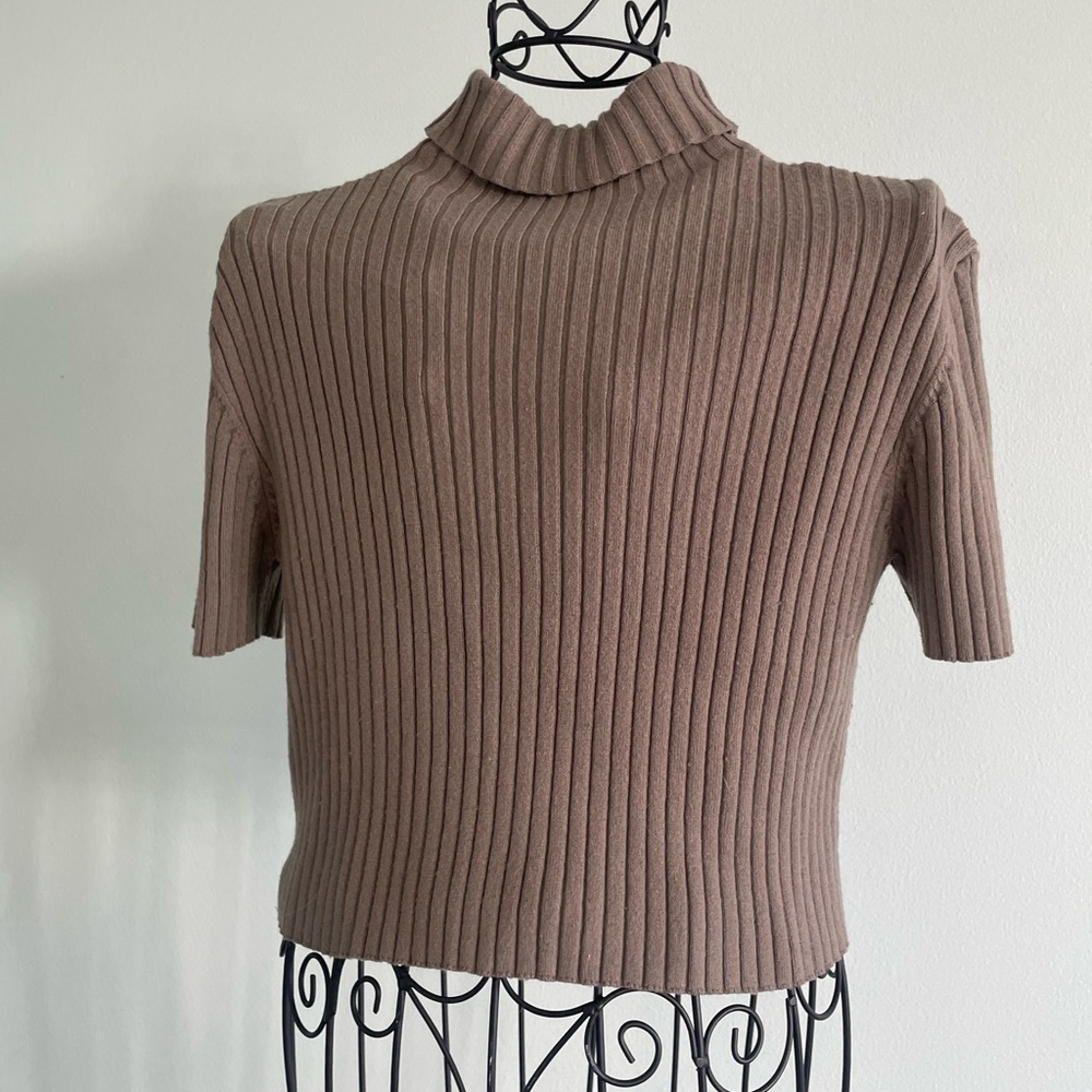 Olivaceus turtle neck short sleeve top in khaki